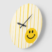 Grande Horloge Ronde Visage sur les rayures jaunes ensoleillées (Angle)