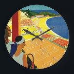 Grande Horloge Ronde Voyage Vintage, Tennis, Sports, Monte-Carlo Monaco<br><div class="desc">Illustration vintage d'une affiche de voyage européenne ou d'une étiquette de bagage de Monte-Carlo à Monaco représentant un couple tenant des raquettes de tennis et regardant un tournoi de tennis près de la plage et de la belle mer Méditerranée bleue. Amour et romance sur les courts de tennis. Monte-Carlo est...</div>