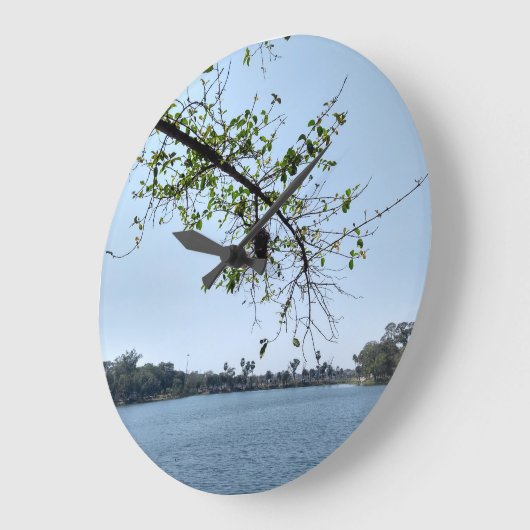 Grande Horloge Ronde vue enchanteresse côté lac (Angle)