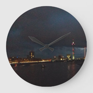 Grande Horloge Ronde Wanduhr Skyline Düsseldorf bei Nacht