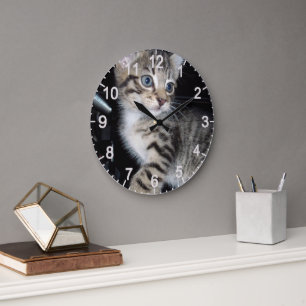 Grande Horloge Ronde "Whiskers of Trouble : The Mischievous Tabby Kitte