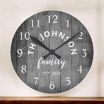 Grande Horloge Ronde Wood Custom Family<br><div class="desc">L'horloge murale en bois gris de la ferme est parfaite pour votre cuisine de campagne. Customisez avec votre nom de famille et votre année établie pour un cadeau unique et personnalisé d'anniversaire ou de Noël.</div>