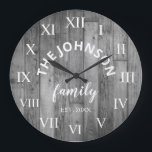 Grande Horloge Ronde Wood Custom Family<br><div class="desc">L'horloge murale en bois gris de la ferme est parfaite pour votre cuisine de campagne ou salon. Customisez avec votre nom de famille et votre année établie pour un cadeau unique et personnalisé d'anniversaire ou de Noël.</div>