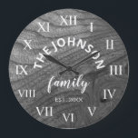 Grande Horloge Ronde Wood Custom Family<br><div class="desc">L'horloge murale en bois gris de la ferme est parfaite pour votre cuisine de campagne ou salon. Customisez avec votre nom de famille et votre année établie pour un cadeau unique et personnalisé d'anniversaire ou de Noël.</div>