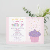 Grande Soeur Rose Cupcake Baby Sprinkl Invitation (Debout devant)