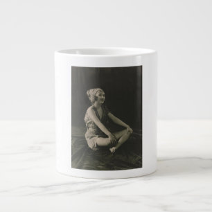 Grande Tasse Aimez une pauvre femme de ménage assise Jambes cro