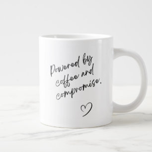 Grande Tasse 'Alimenté par le café et le compromis.' Cadeau drô