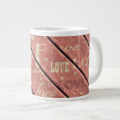Grande Tasse Amour sur Arrière - plan de bois rose (Devant droit)