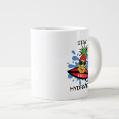 Grande Tasse Ananas de surf drôle (Devant droit)