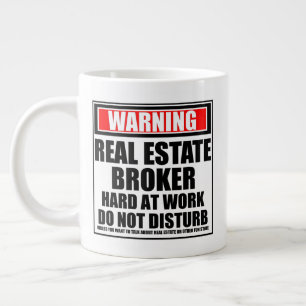 Grande Tasse Avertissement Courtier immobilier dur au travail
