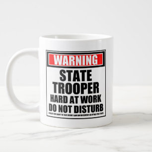 Grande Tasse Avertissement L'État-Trooper Dur Au Travail Ne Dér