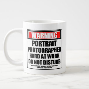 Grande Tasse Avertissement Portrait Photographe Dur Au Travail