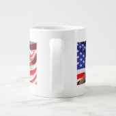 Grande Tasse Bald Eagle et drapeau américain (Dos)