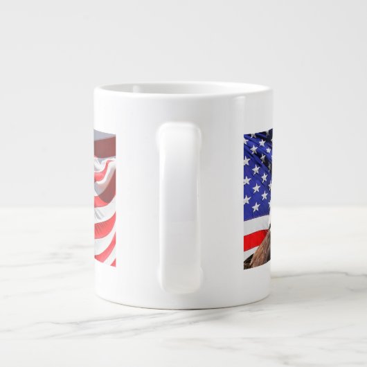Grande Tasse Bald Eagle et drapeau américain (Dos)