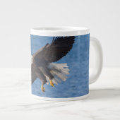 Grande Tasse Bald eagle in flight (Devant droit)
