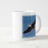 Grande Tasse Bald eagle in flight (Devant droit)