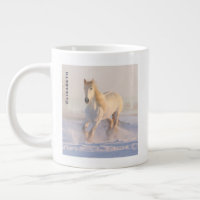 Beau Cheval Blanc Galloping dans la neige