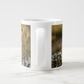 Grande Tasse Bébé guépard câlinant sa mère (Dos)