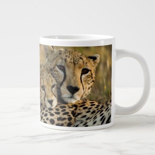 Grande Tasse Bébé guépard câlinant sa mère (Droite)