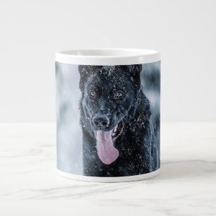 Grande Tasse Berger allemand noir dans la couverture de duvet d