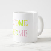 Grande Tasse Bienvenue chez vous dans les tons rose bleu jaune  (Devant droit)