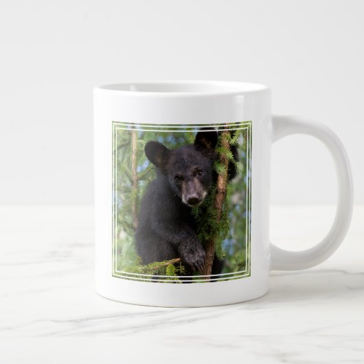 Grande Tasse Black Bear Cub Jouer dans les arbres (Droite)
