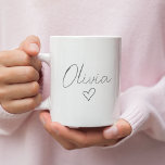 Grande Tasse Boug cadeau personnalisé pour fille avec nom et co<br><div class="desc">Ajoutez une touche personnelle à votre garde-robe avec cette adorable tasse-cadeau personnalisée avec un nom personnalisé et un design de coeur charmant. Parfait pour le café, le thé ou toute boisson, cette tasse est un cadeau sucré et réfléchi pour les amis, les soeurs, les mamans ou toute personne qui aime...</div>