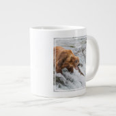 Grande Tasse Brown Bear Catches Red Salmon (Devant droit)