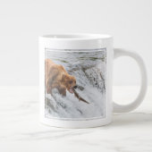 Grande Tasse Brown Bear Catches Red Salmon (Droite)