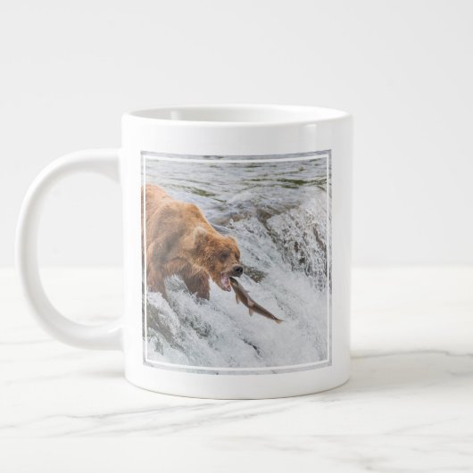 Grande Tasse Brown Bear Catches Red Salmon (Gauche)