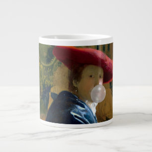 Grande Tasse Bubble gum Diva dans un casquette rouge soufflant 