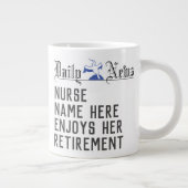 Grande Tasse Cadeau de retraite pour une infirmière. Infirmière (Droite)