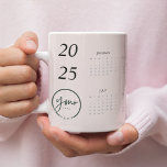 Grande Tasse Calendrier Pastel Pink 2025 personnalisé avec votr<br><div class="desc">Sirotez un verre dans le style tout en restant organisé avec cette tasse de calendrier pastel rose 2025 personnalisée avec votre logo. Conçu avec un arrière - plan rose pastel doux et un agencement élégant du calendrier, ce mug allie élégance et fonctionnalité. Parfait pour promouvoir votre marque ou votre entreprise,...</div>