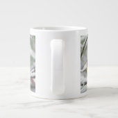 Grande Tasse Cardinal du Nord féminin dans un pin enneigé, (Dos)