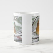 Grande Tasse Cardinal du Nord féminin dans un pin enneigé, (Devant)