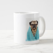 Grande Tasse Carlin dans une serviette (Devant droit)