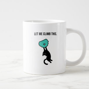 Grande Tasse Chat drôle qui grimpe saisit une prise de grimpe