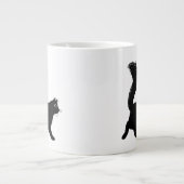 Grande Tasse Chat noir à pied avec longue queue de bouffée (Devant)