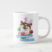 Grande Tasse Chien allongé sur des œufs de Pâques (Droite)
