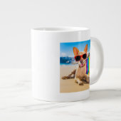 Grande Tasse Chihuahua Dog à la plage (Devant droit)