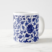 Grande Tasse Chinois bleu marine foncé motif floral sur blanc (Devant droit)