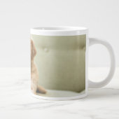 Grande Tasse Chiot d'or sur un canapé (Droite)