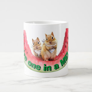 Grande Tasse Chipmunks mangeant de la pastèque