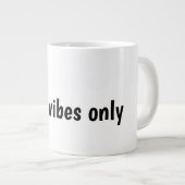 Grande Tasse Conception de typographie Good Vibes Only (Devant droit)