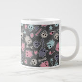 Grande Tasse Crânes, et coeurs sur l'arrière - plan noir (Droite)