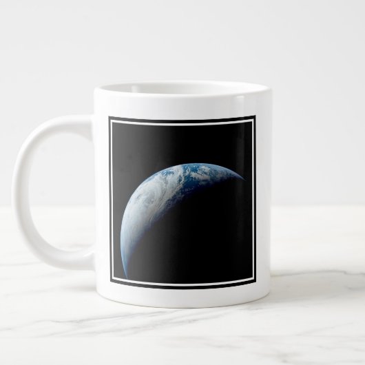 Grande Tasse Crescent Terre De La Mission Apollo 4. (Gauche)