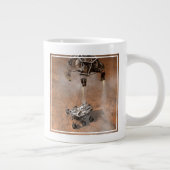 Grande Tasse Curiosity Arrivant Sur La Surface Martienne. (Droite)
