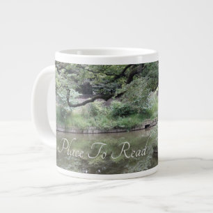 Grande Tasse Dans le jardin est un endroit à lire sur un