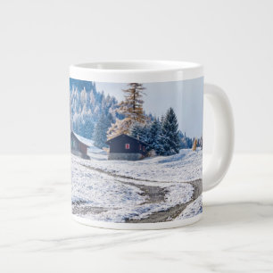 Grande Tasse Dirt Road dans le terrain de neige, Alpes européen