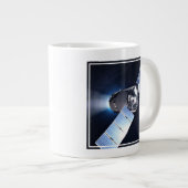 Grande Tasse Dragon Xl Spacecraft Avec Planète Terre À Distance (Devant droit)